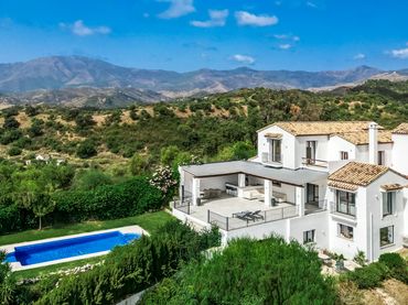 House with pool for sale in Marbella Centro