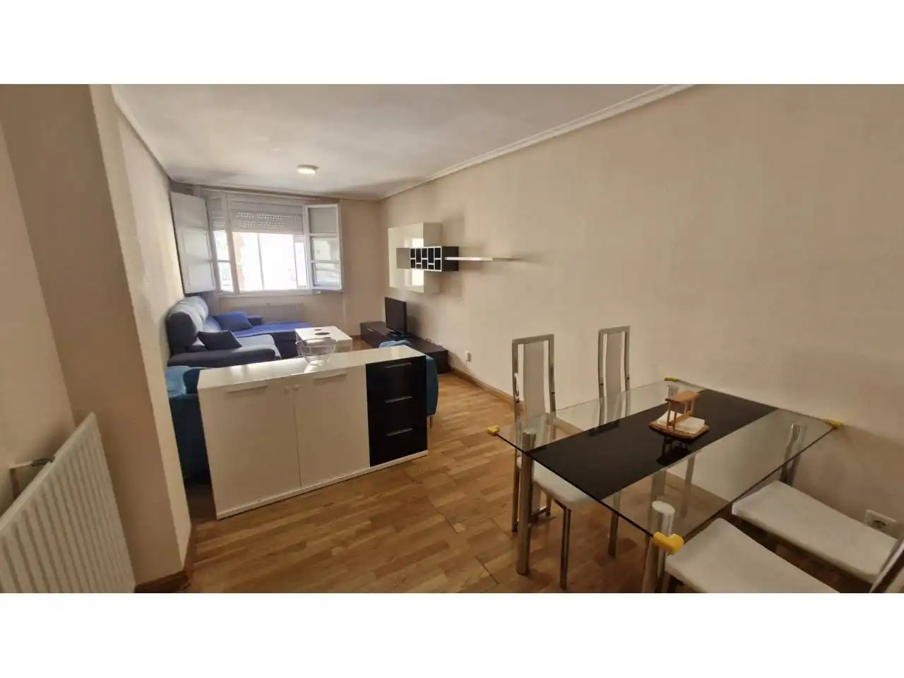 Außenansicht von Wohnung zur Miete in  Logroño mit Heizung, Parkett und Abstellraum