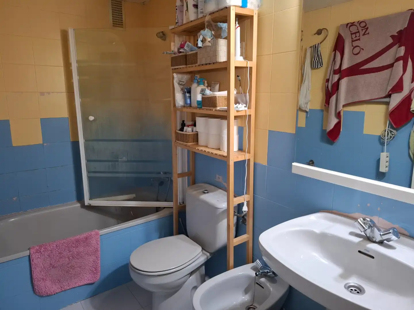 Bathroom of Flat for sale in Sevilla  with Air Conditioner, Terrace and Storage room