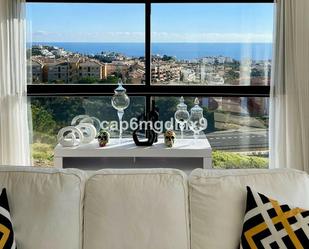 Sala d'estar de Apartament de lloguer en Mijas amb Aire condicionat, Terrassa i Piscina