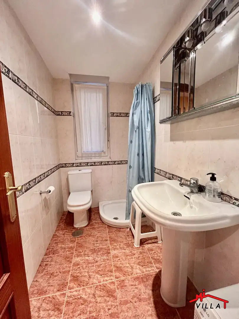 Bathroom of Flat for sale in Laredo  with Heating