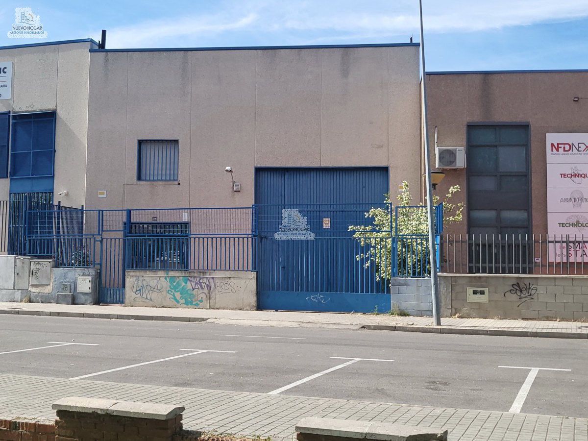 Vista exterior de Nau industrial en venda en Velilla de San Antonio