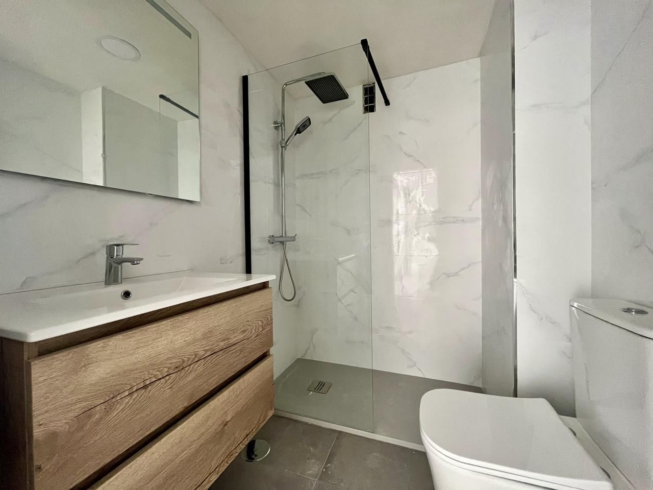 Bathroom of Apartment for sale in Benidorm  with Balcony and Alarm