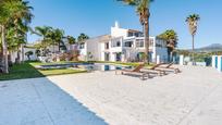 Vista exterior de Casa o xalet en venda en Estepona amb Aire condicionat, Jardí privat i Terrassa