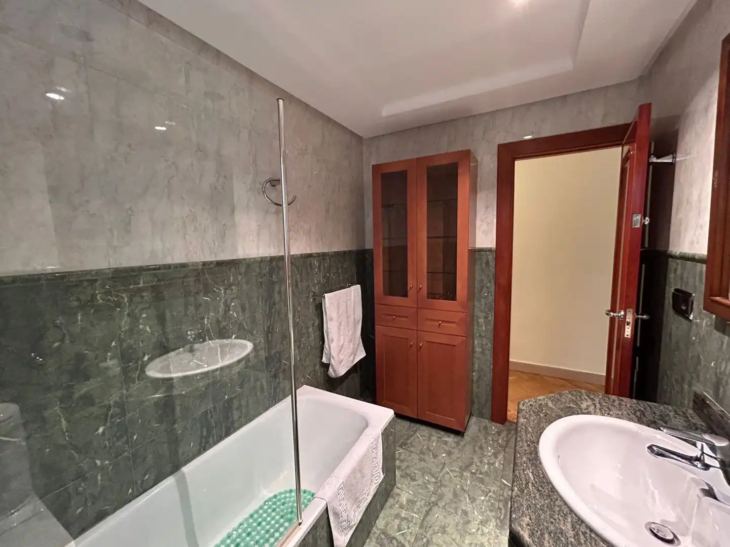 Badezimmer von Wohnung zum Verkauf in Albacete mit Klimaanlage, Heizung und Parkett