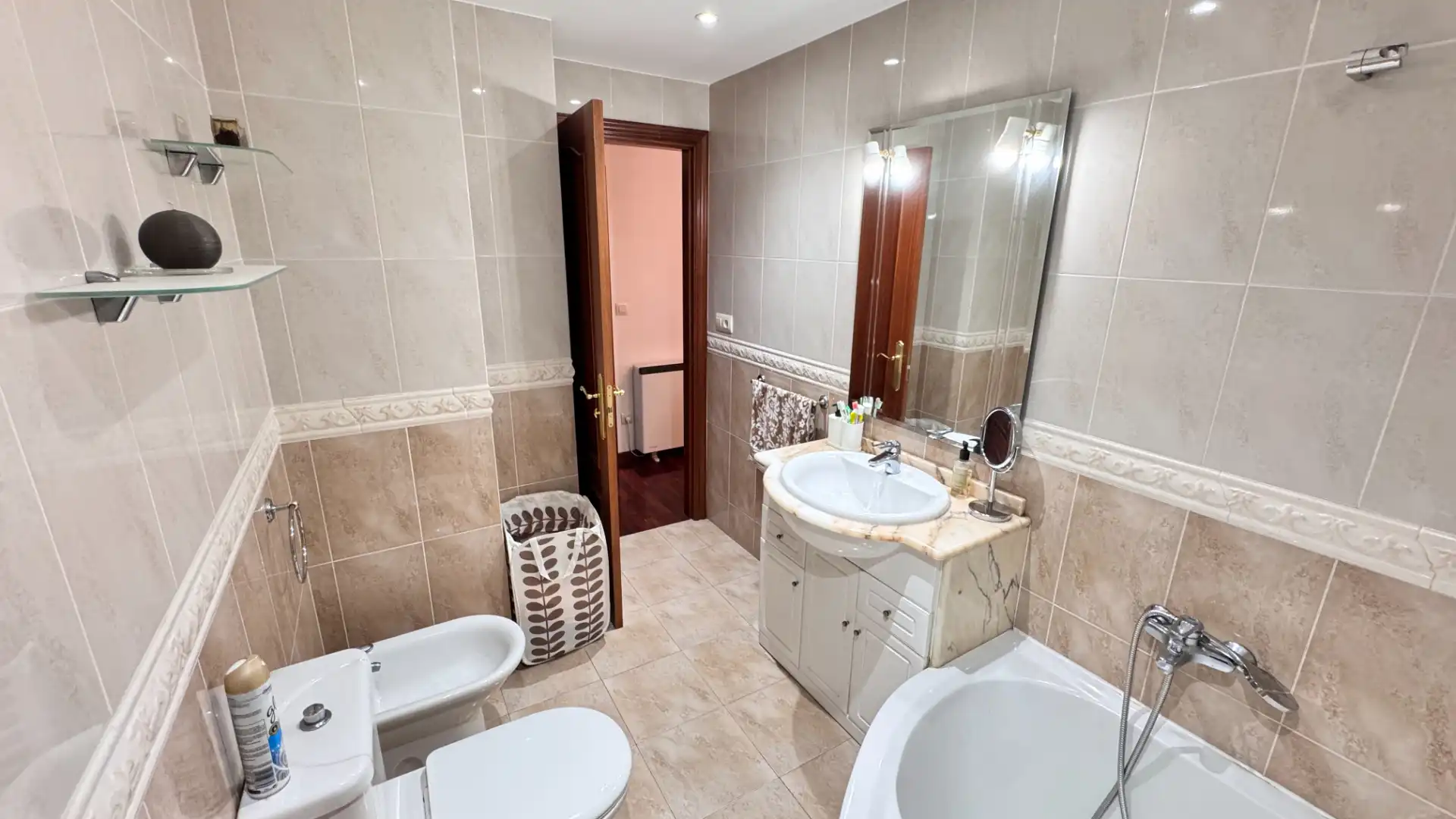 Badezimmer von Wohnung zum Verkauf in Arteixo mit Heizung, Parkett und Terrasse