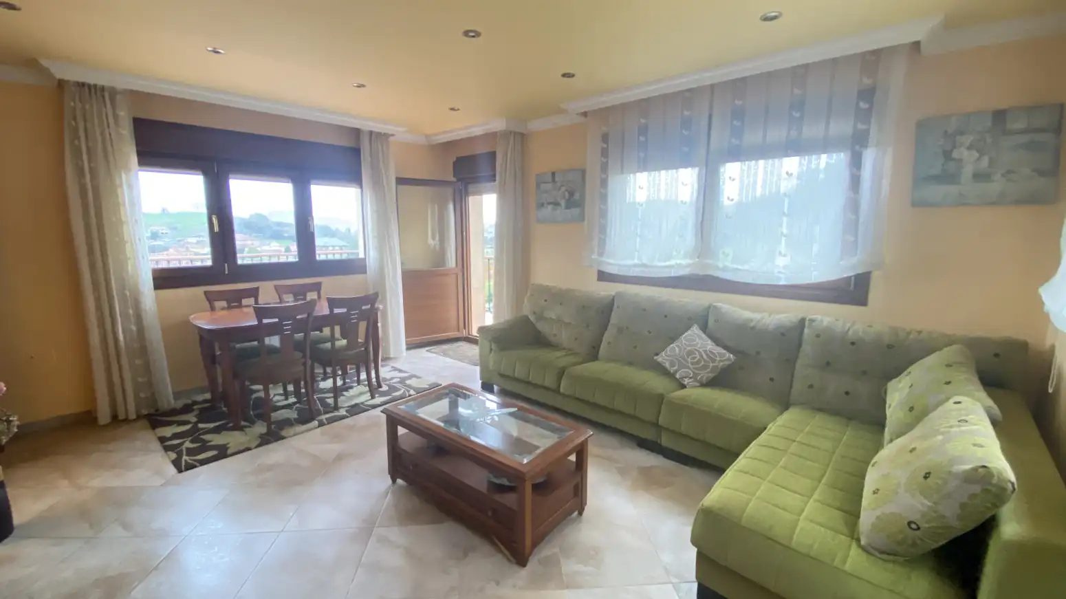Wohnzimmer von Einfamilien-Reihenhaus zum Verkauf in Voto mit Heizung, Privatgarten und Terrasse