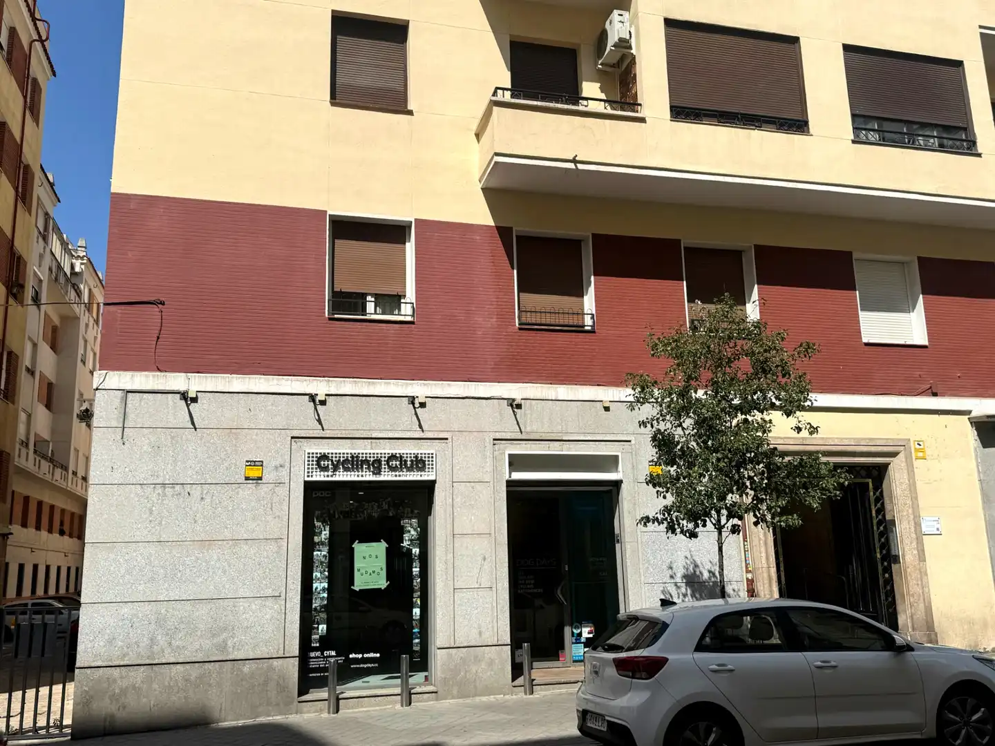 Vista exterior de Local en venda en Madrid amb Calefacció
