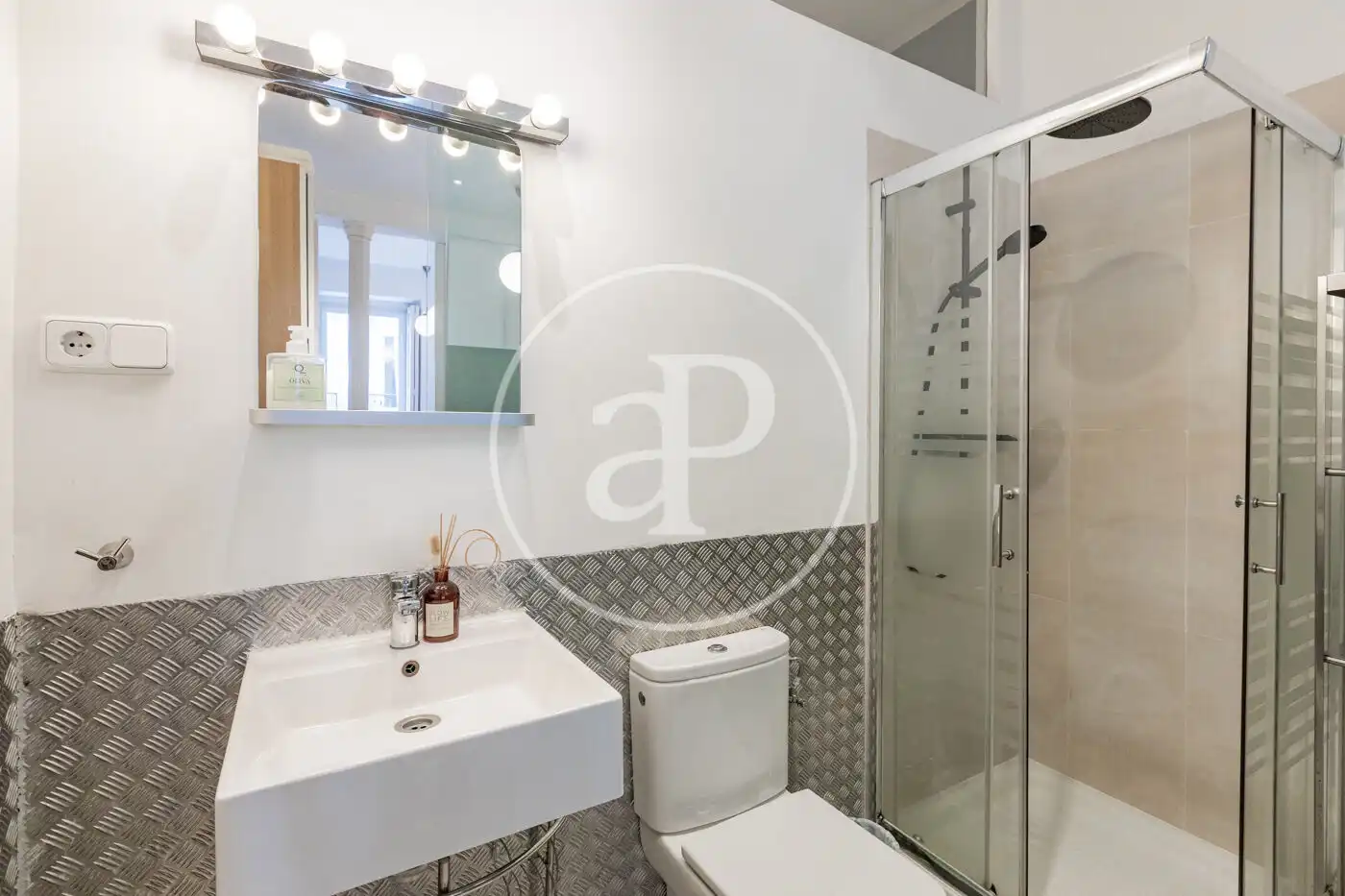 Bathroom of Flat for rent in Madrid  with Air Conditioner, Heating and Furnished