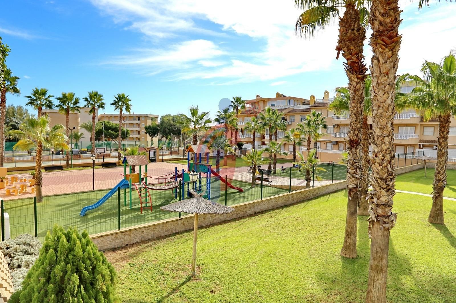 Vista exterior de Planta baja en venta en Guardamar del Segura con Jardín privado, Terraza y Piscina comunitaria