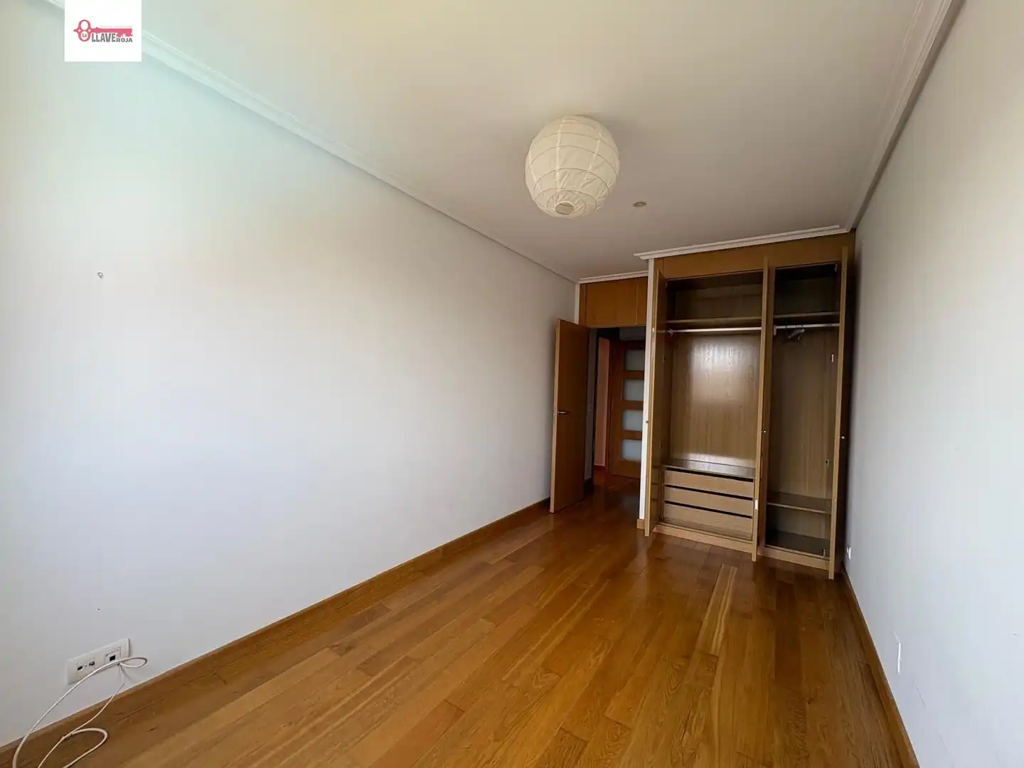 Dormitori de Apartament en venda en Burgos amb Calefacció, Traster i Piscina comunitària