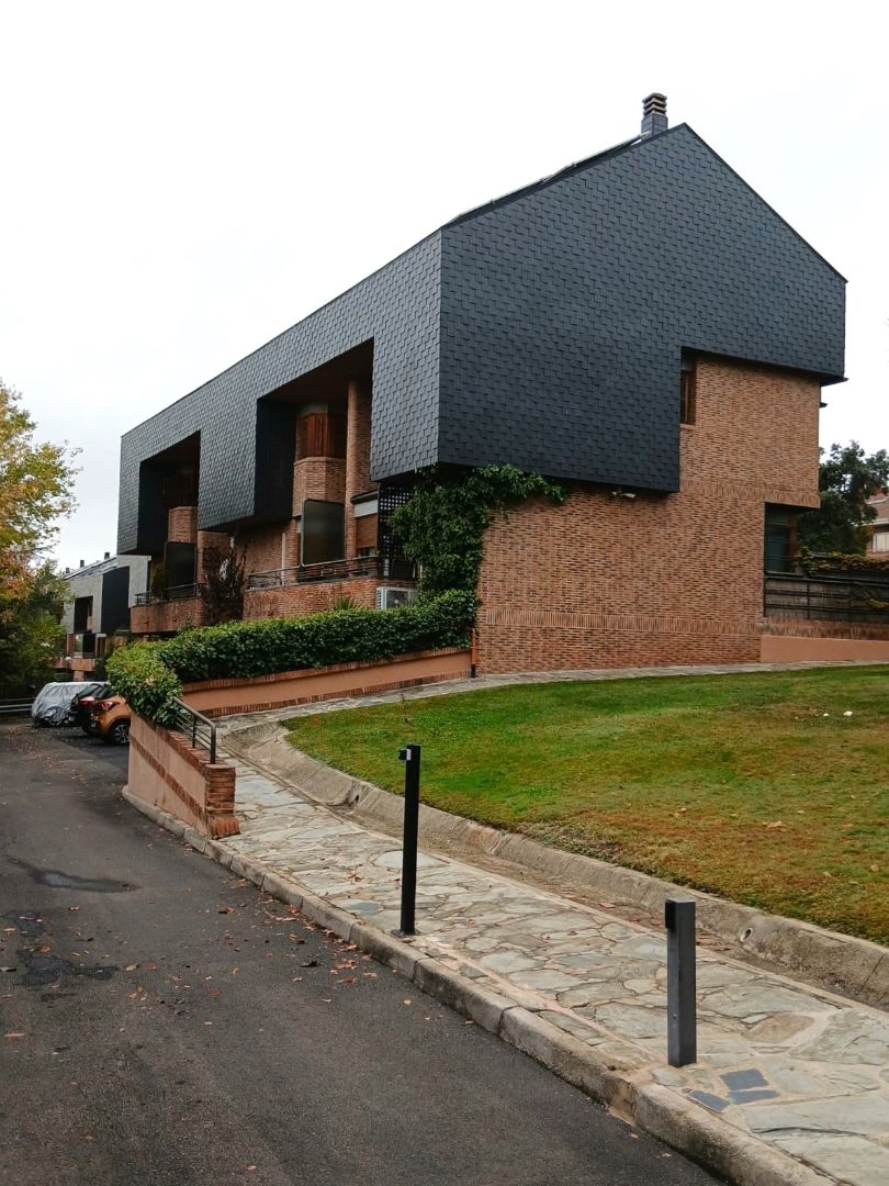 Vista exterior de Casa adosada en venda en Las Rozas de Madrid amb Calefacció, Jardí privat i Parquet