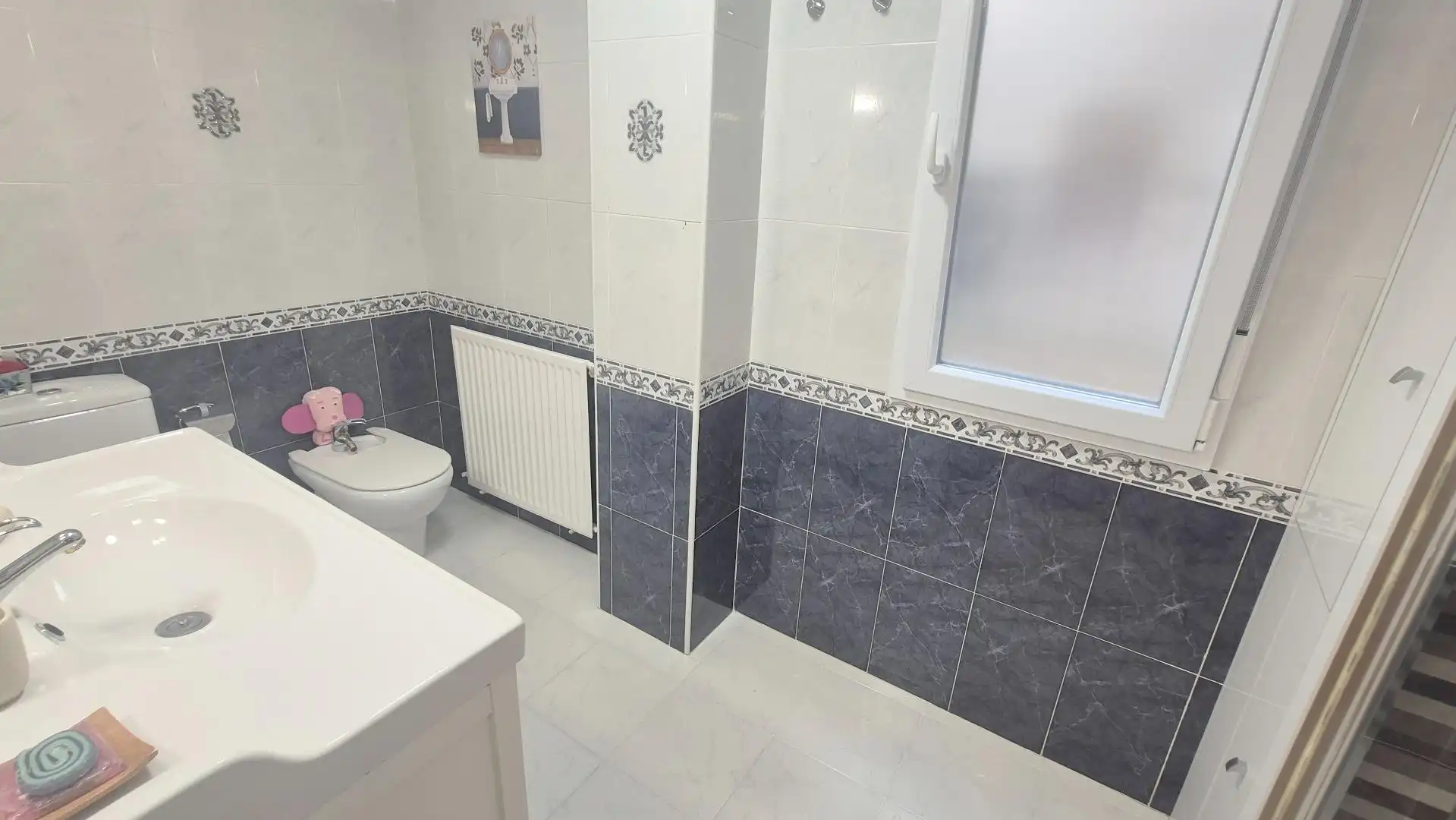 Baño de Piso de alquiler en Salamanca con Calefacción, Parquet y Amueblado
