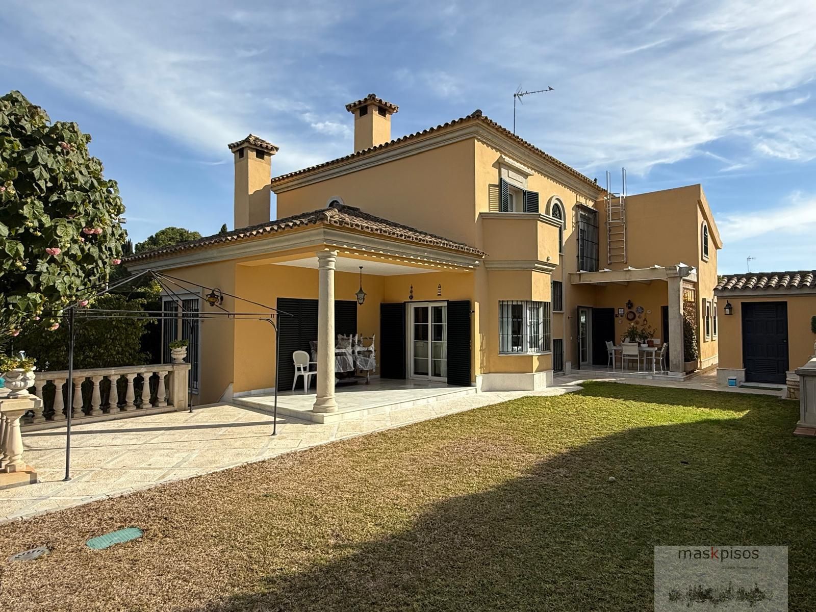 Vista exterior de Casa o xalet en venda en Jerez de la Frontera amb Aire condicionat, Traster i Piscina