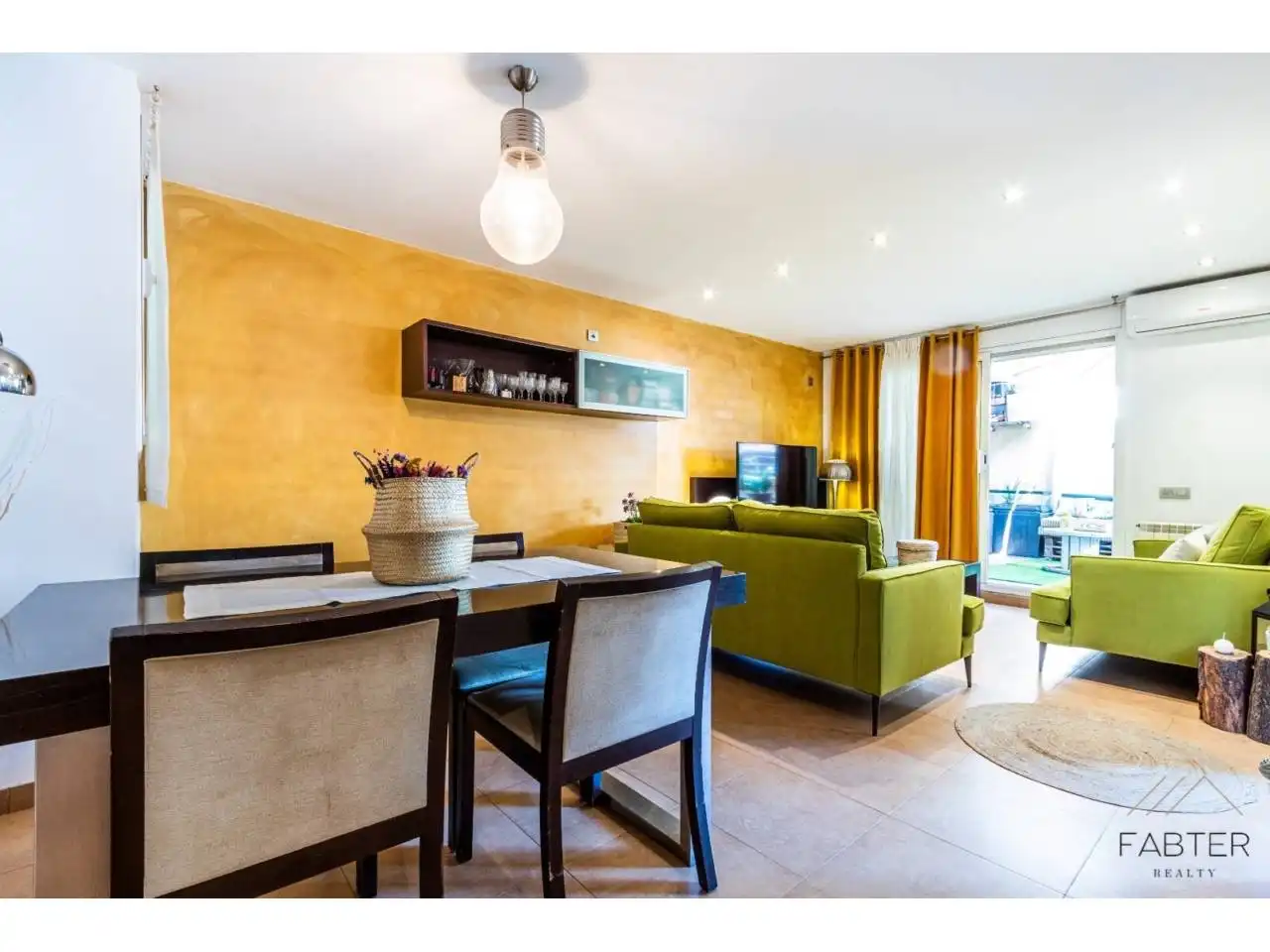 Wohnzimmer von Dachboden zum Verkauf in Terrassa mit Klimaanlage, Heizung und Terrasse