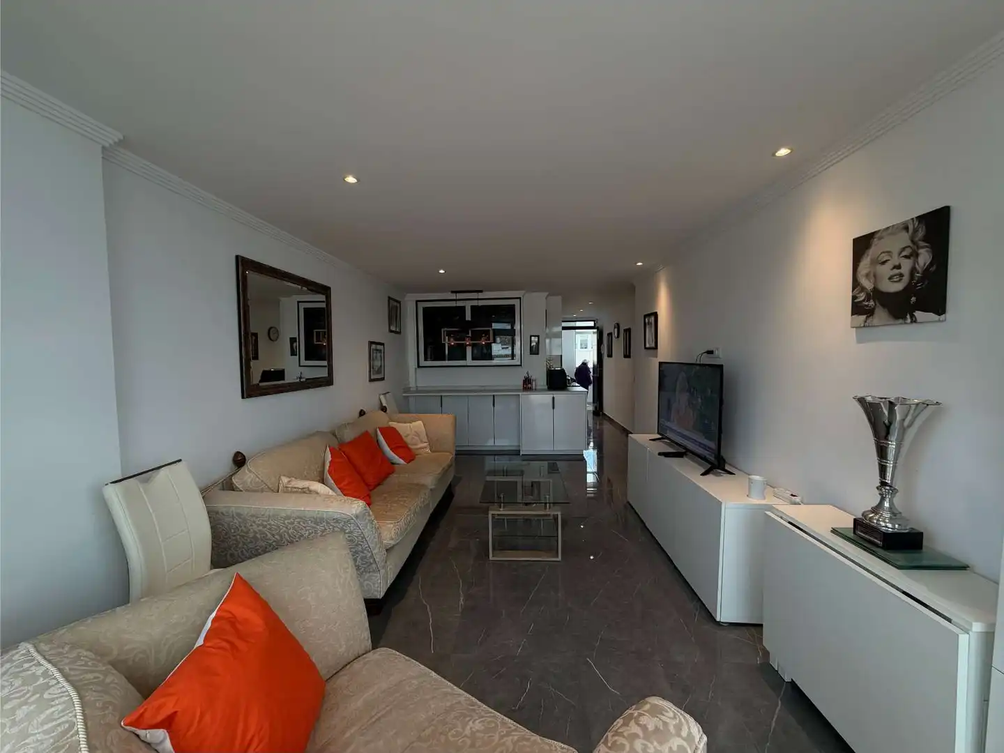 Sala de estar de Piso en venta en Fuengirola con Terraza, Amueblado y Piscina comunitaria