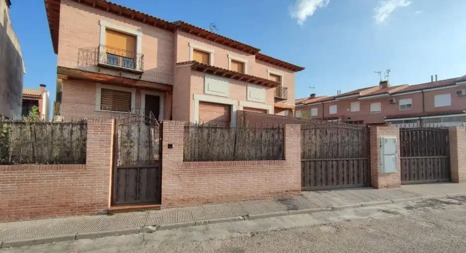 Vista exterior de Casa adosada en venda en Hormigos