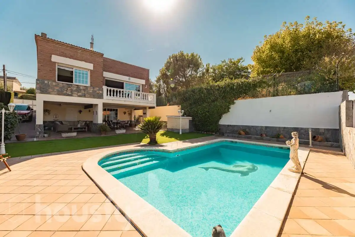 Casa amb piscina en venda a Calle Ricard Opisso .