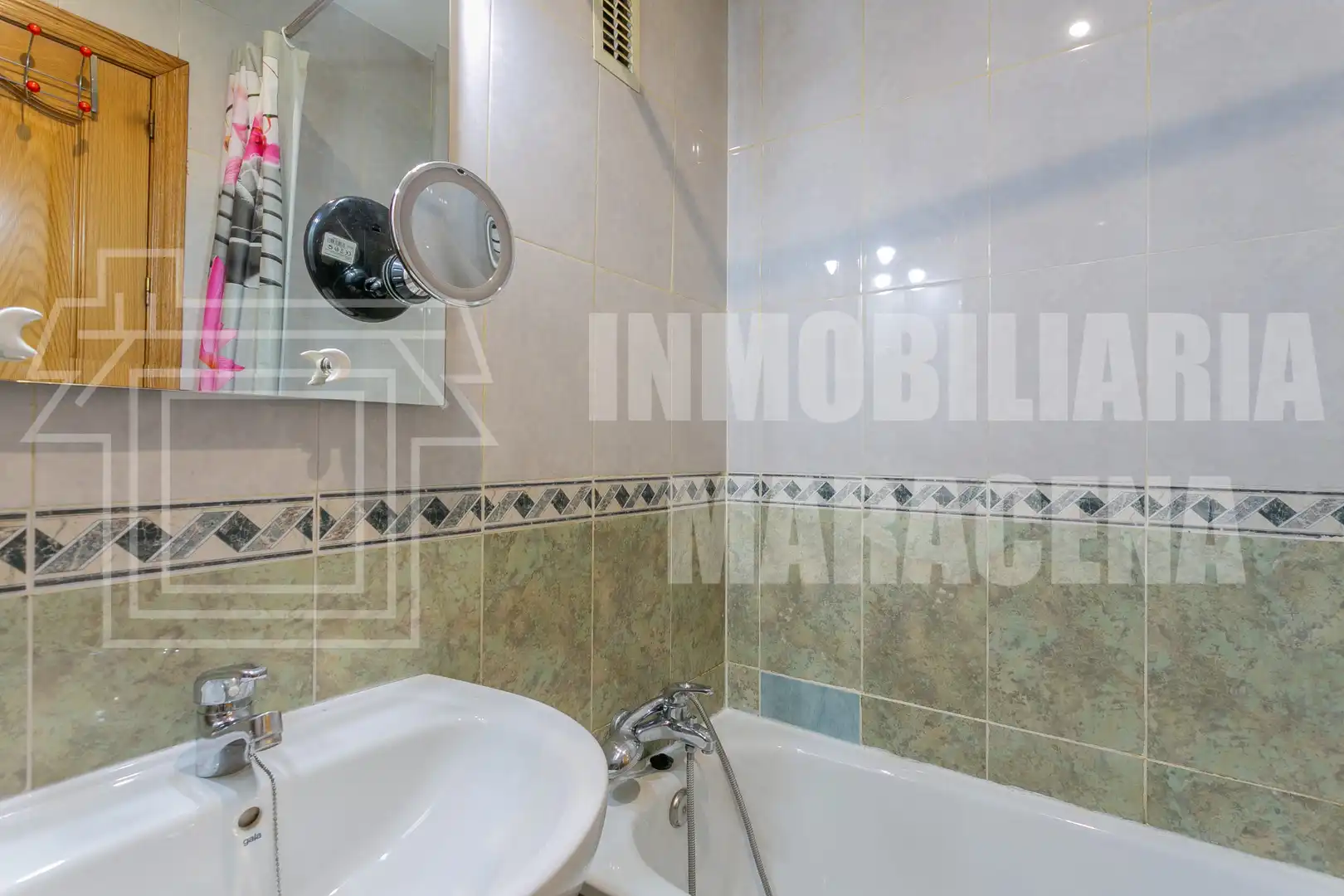 Bathroom of Houses for sale in Granada  with Air Conditioner, Heating and Parquet flooring