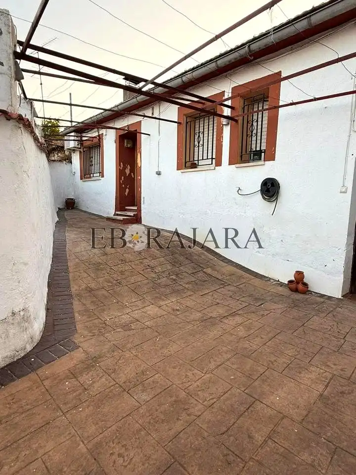 Vista exterior de Casa o xalet en venda en Cervera de los Montes amb Aire condicionat, Jardí privat i Terrassa