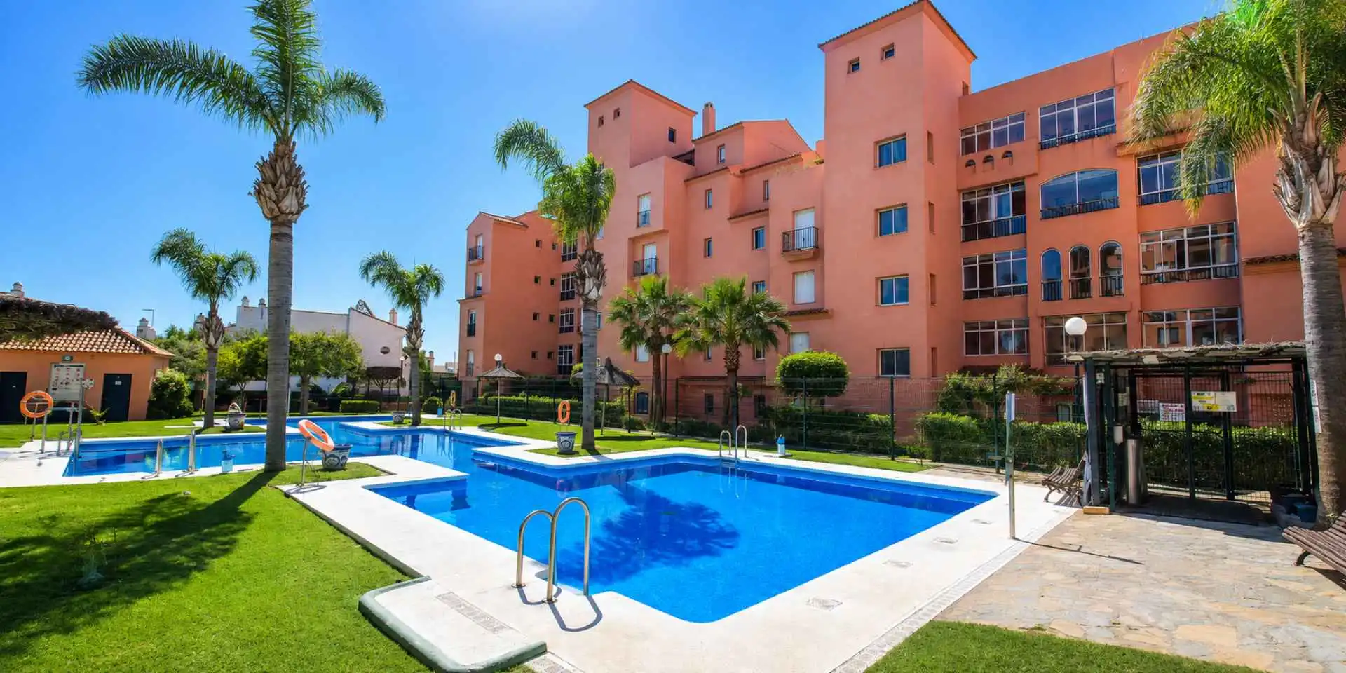 Vista exterior de Planta baja en venta en Manilva con Jardín privado, Terraza y Trastero