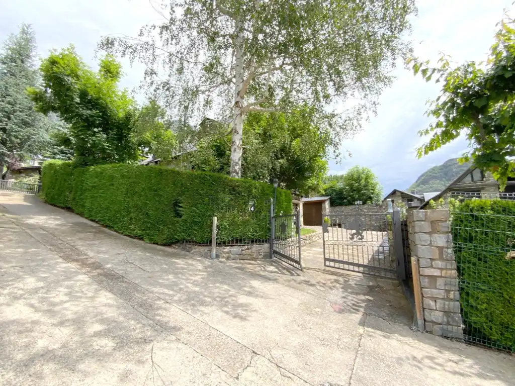 Vista exterior de Casa o xalet en venda en Sahún amb Jardí privat
