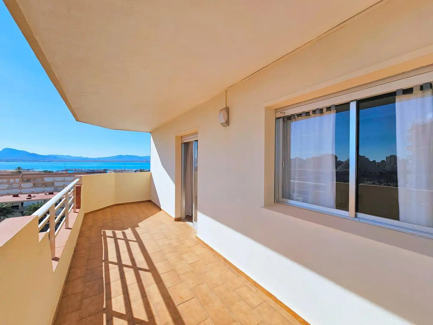 Terraza de Piso en venta en La Manga del Mar Menor con Terraza y Piscina comunitaria