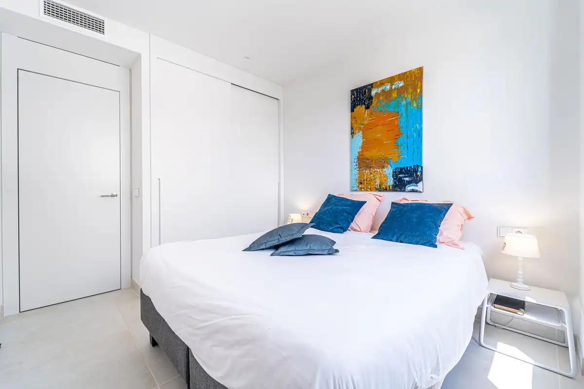 Habitación de Apartamento en venta en Fuengirola con Aire acondicionado, Trastero y Piscina comunitaria