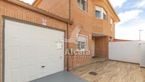 Exterior view of Single-family semi-detached for sale in Torrejón del Rey  with Air Conditioner, Heating and Private garden