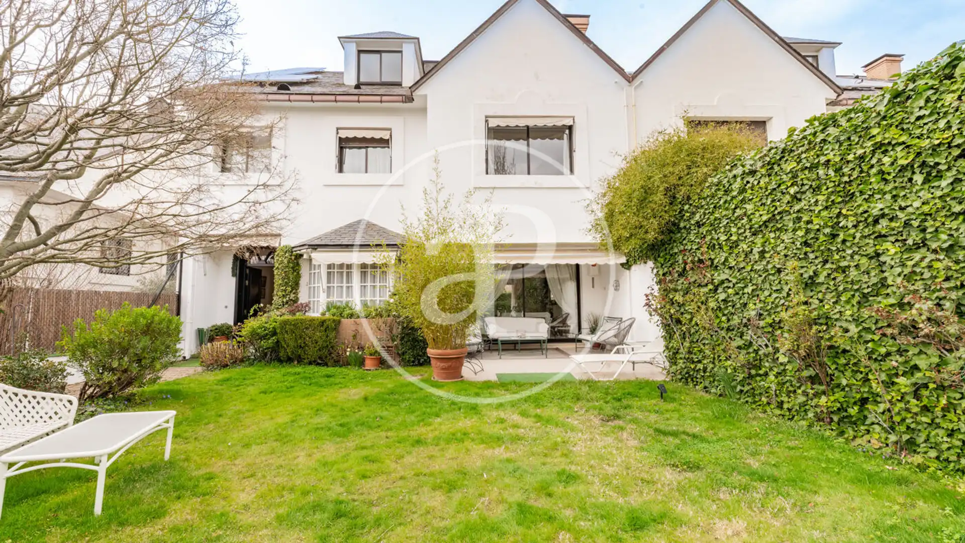 Exterior view of Single-family semi-detached for sale in  Madrid Capital  with Air Conditioner, Heating and Private garden