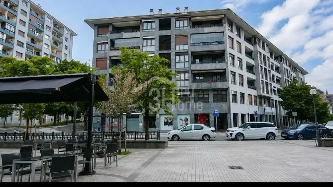 Vista exterior de Pis en venda en Irun  amb Calefacció, Terrassa i Traster