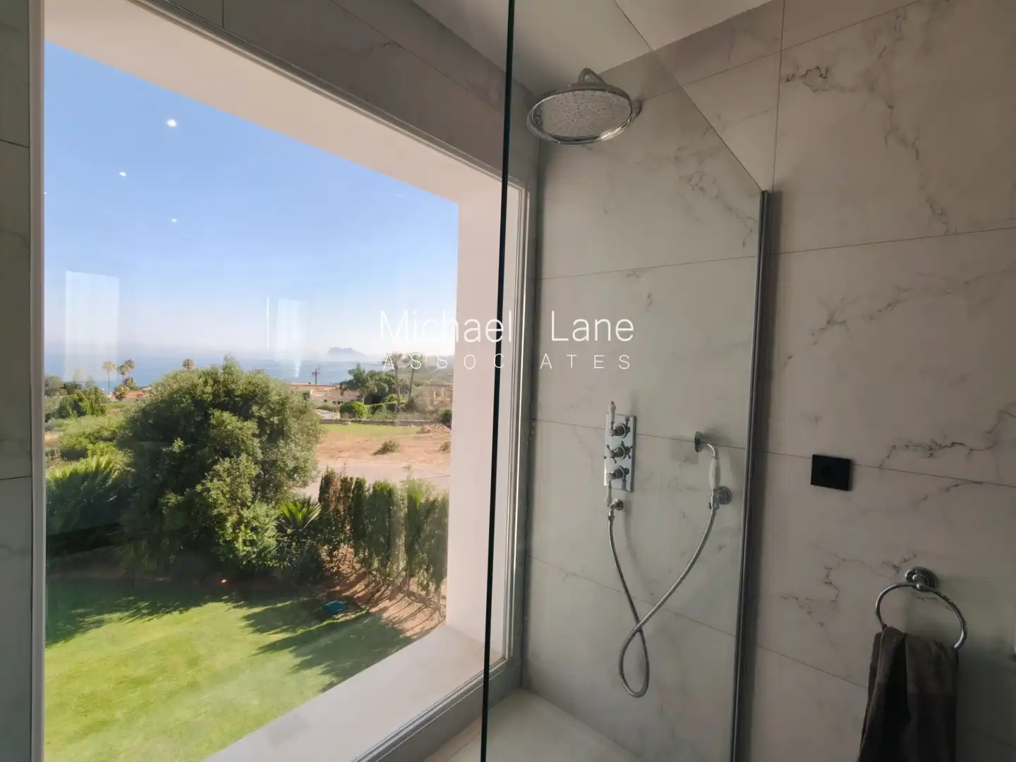 Bathroom of Houses for sale in Sotogrande  with Air Conditioner, Heating and Private garden