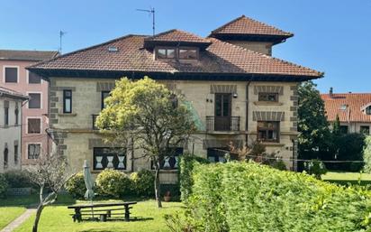 Vista exterior de Casa o xalet en venda en Llanes amb Jardí privat