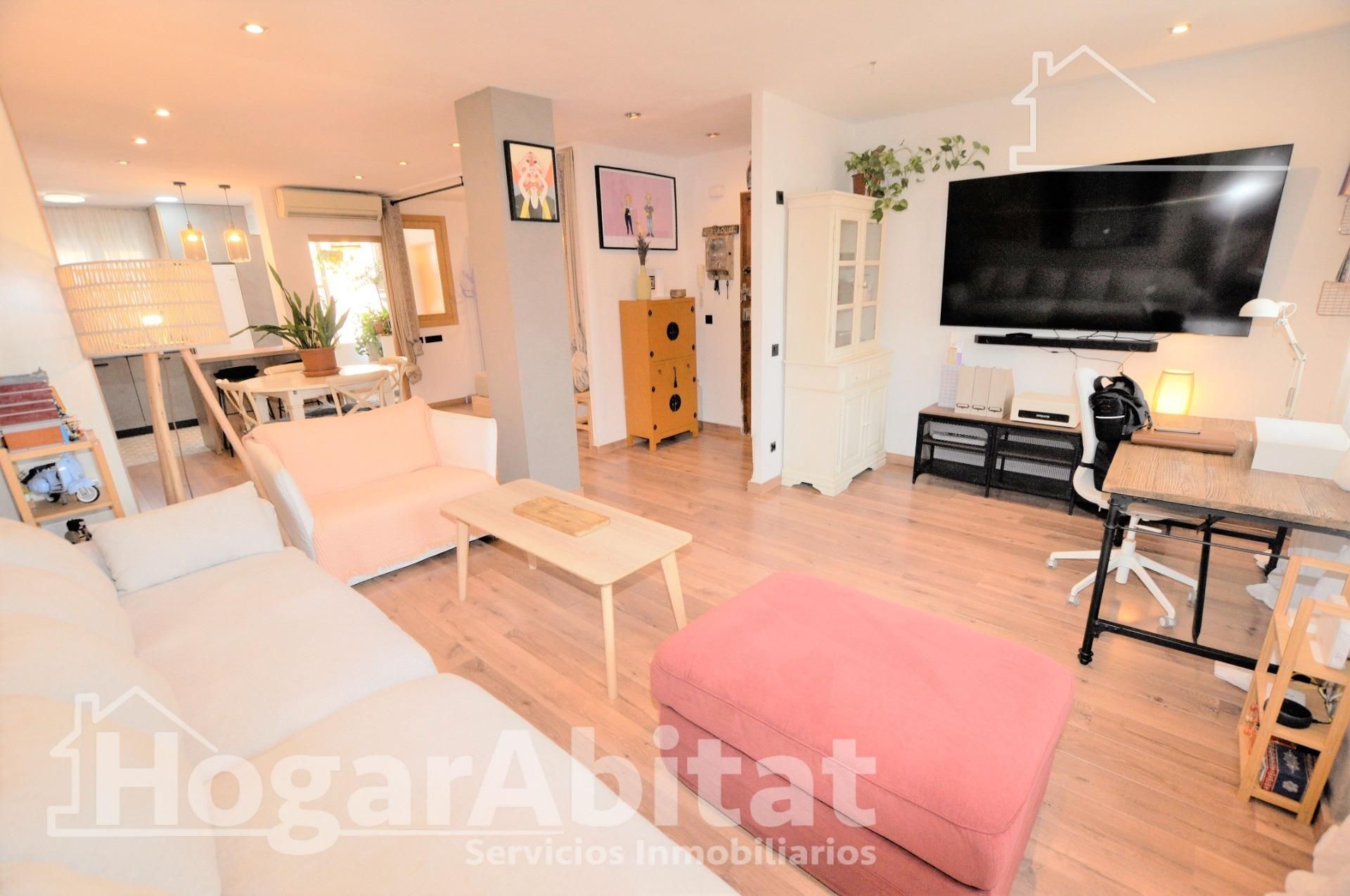 Living room of Flat for sale in  Valencia Capital  with Air Conditioner and Parquet flooring