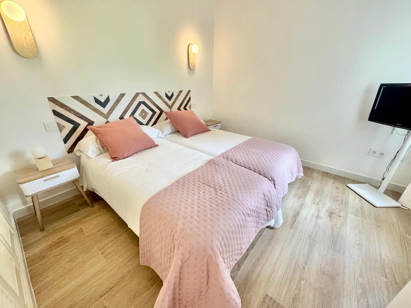 Schlafzimmer von Erdgeschoss zur Miete in Estepona mit Klimaanlage, Terrasse und Schwimmbad