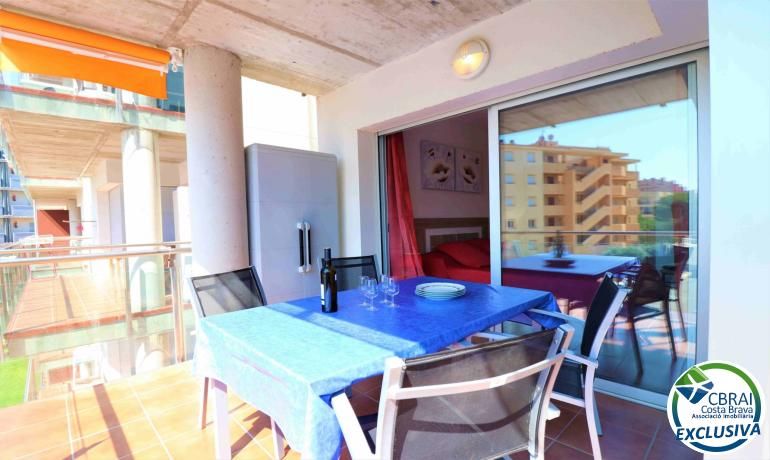 Dormitori de Apartament en venda en Roses amb Moblat i Piscina comunitària