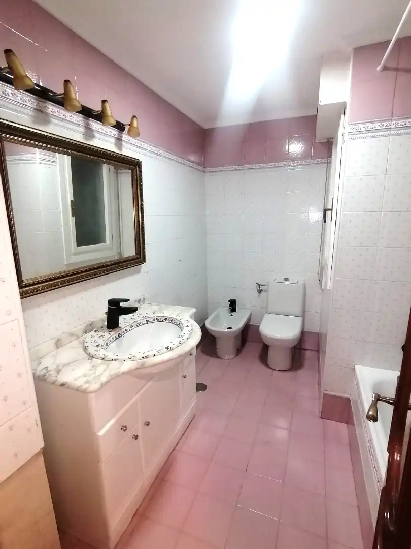 Badezimmer von Wohnung zur Miete in Gijón  mit Heizung, Parkett und Terrasse