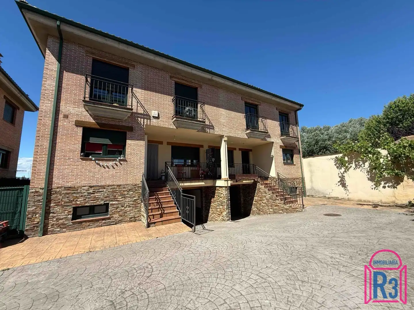 Vista exterior de Casa adosada en venta en Onzonilla con Calefacción