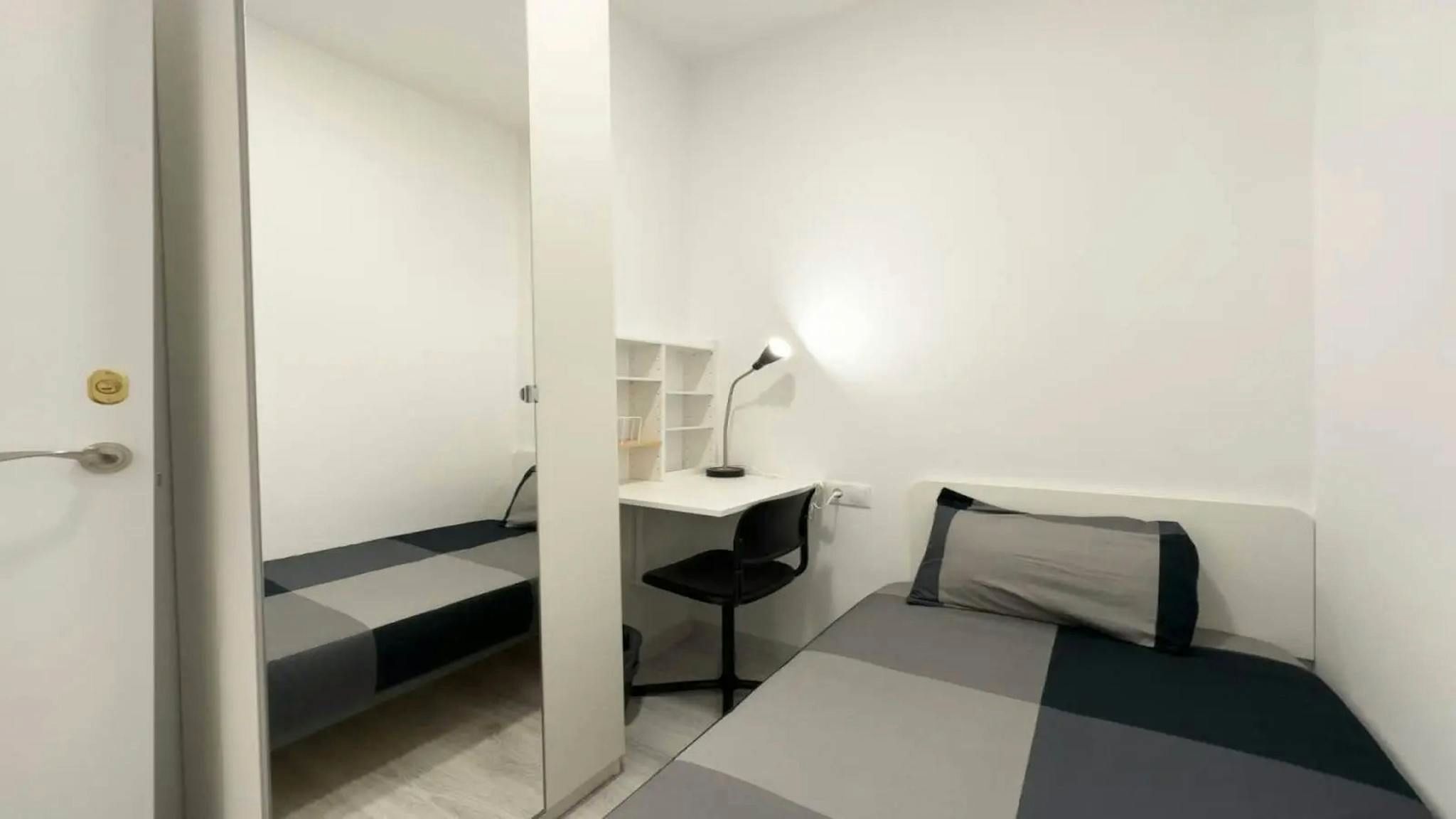 Bedroom of Flat to share in  Barcelona Capital  with Furnished and Washing machine