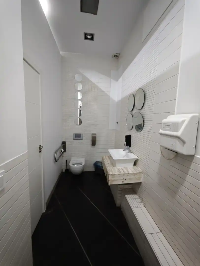 Baño de Local en venta en San Juan de Aznalfarache con Aire acondicionado, Terraza y Amueblado