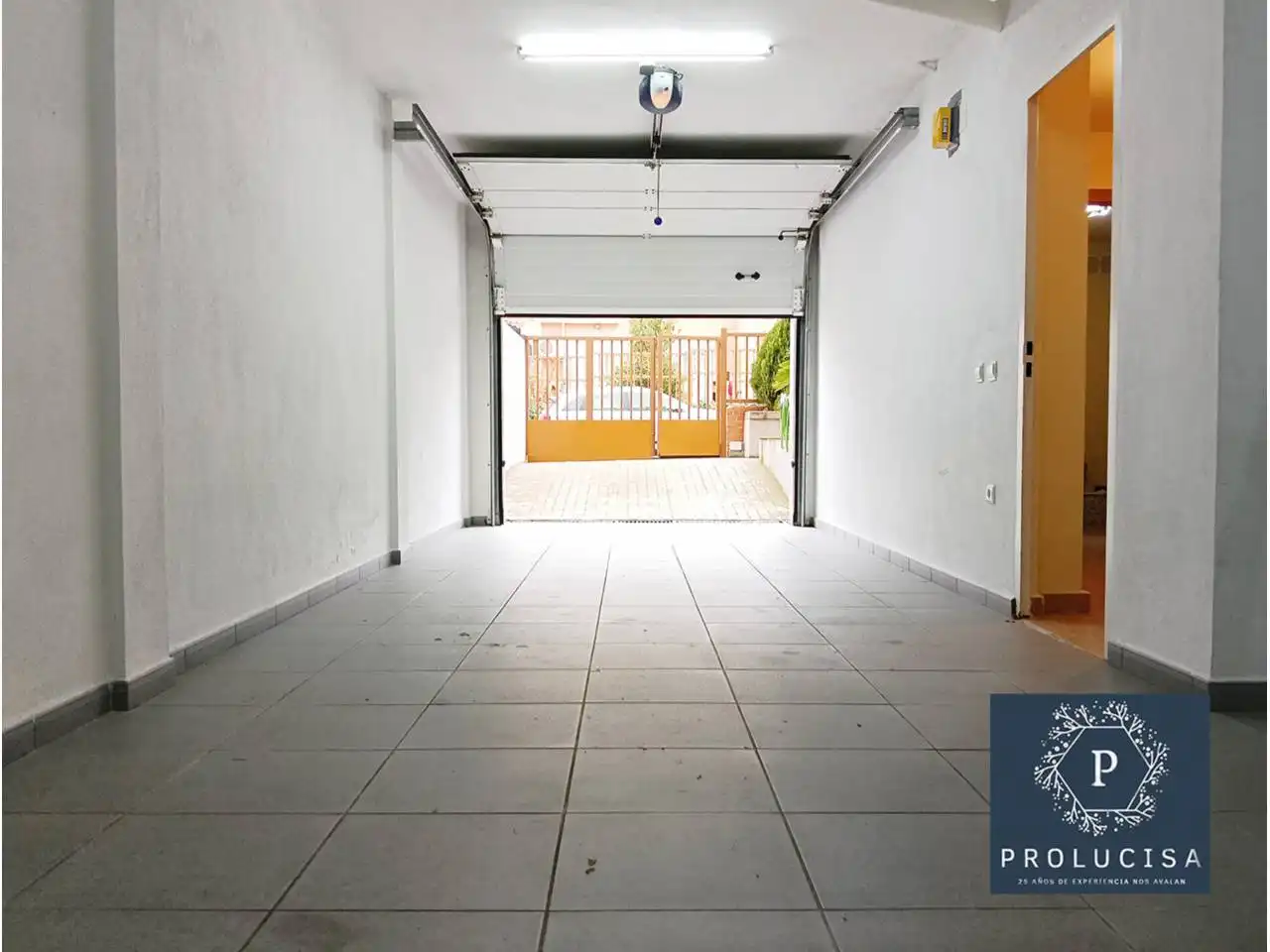 Aparcament de Casa adosada en venda en Moraleja de Enmedio amb Aire condicionat i Calefacció
