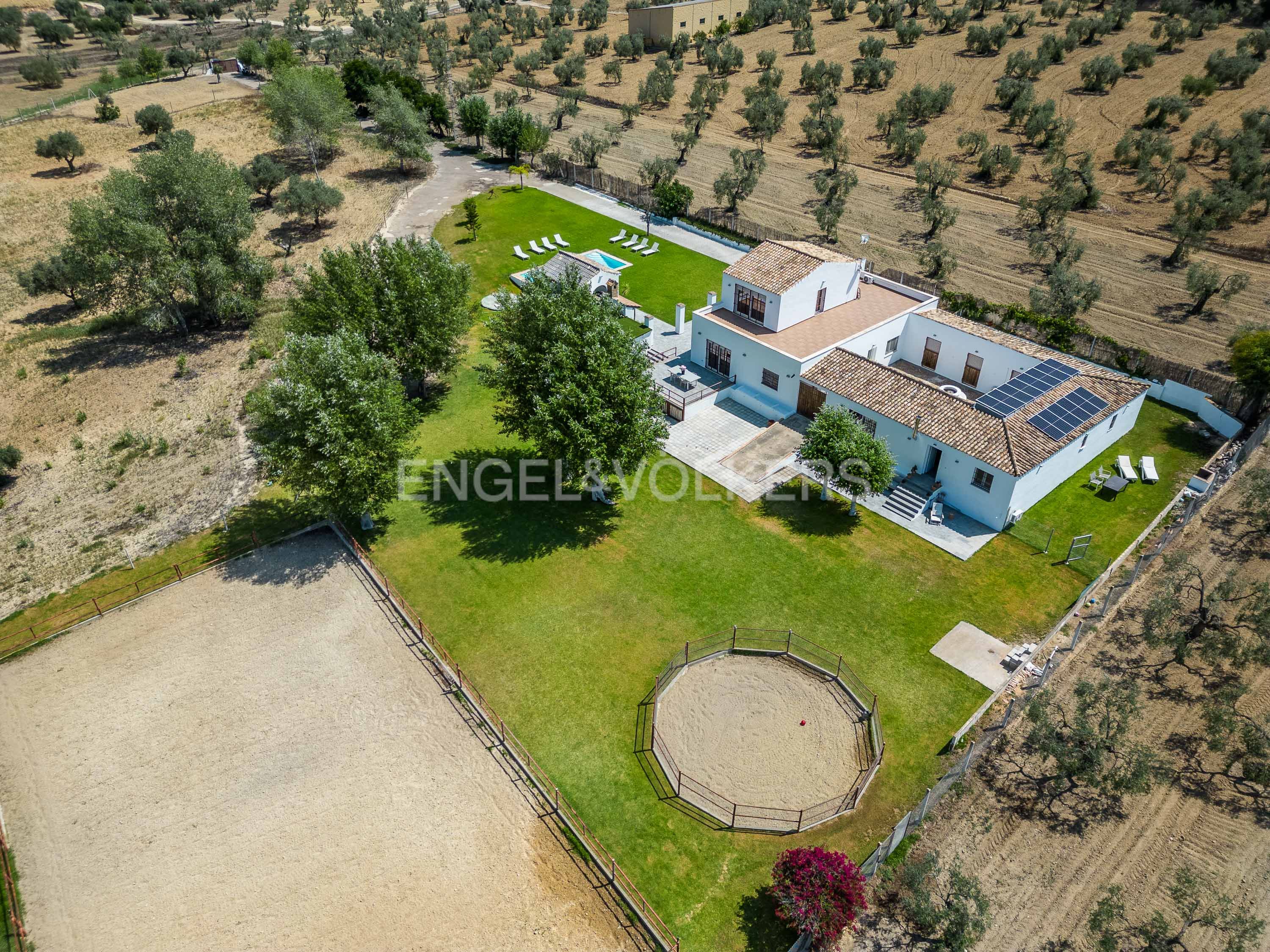 Exterior view of Country house for sale in Espartinas  with Air Conditioner, Heating and Private garden