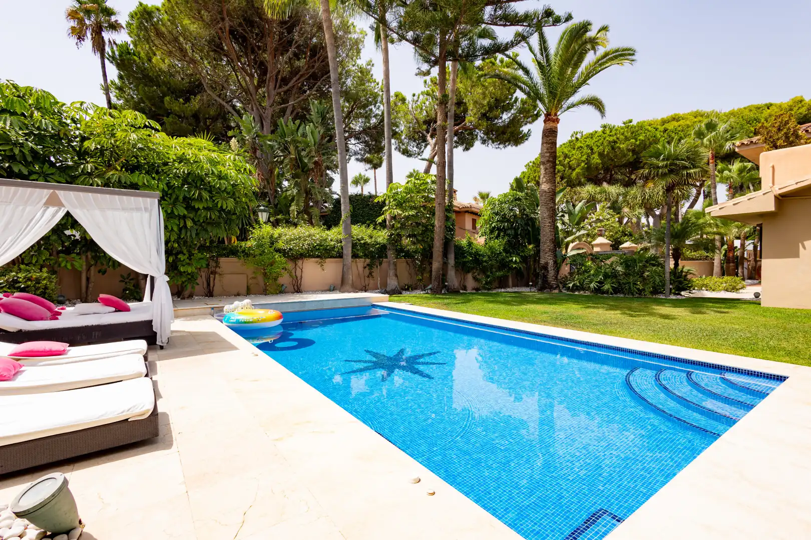 Piscina de Casa o xalet en venda en Marbella amb Aire condicionat, Jardí privat i Terrassa