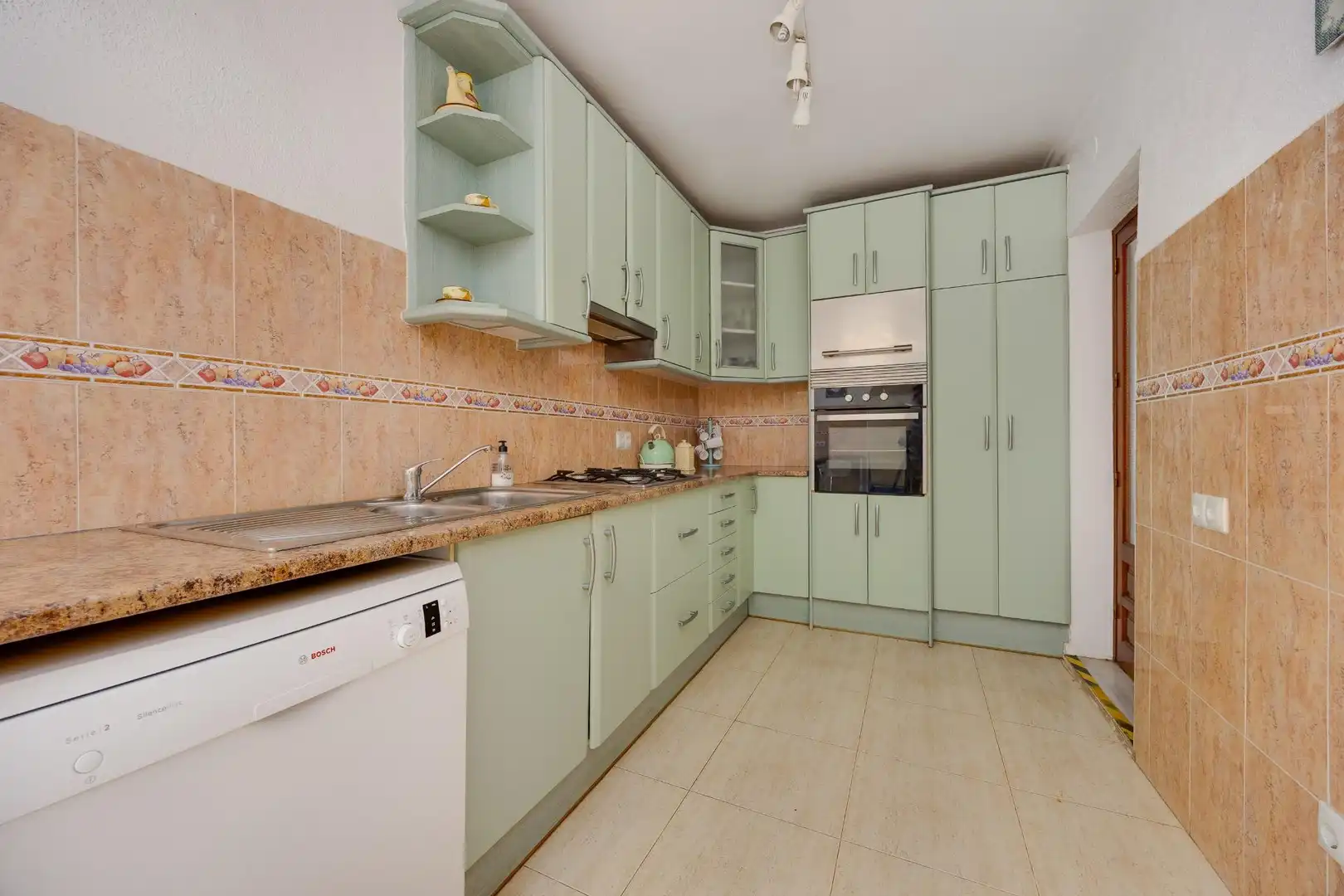 Cuina de Casa o xalet en venda en Torrevieja amb Aire condicionat, Jardí privat i Terrassa