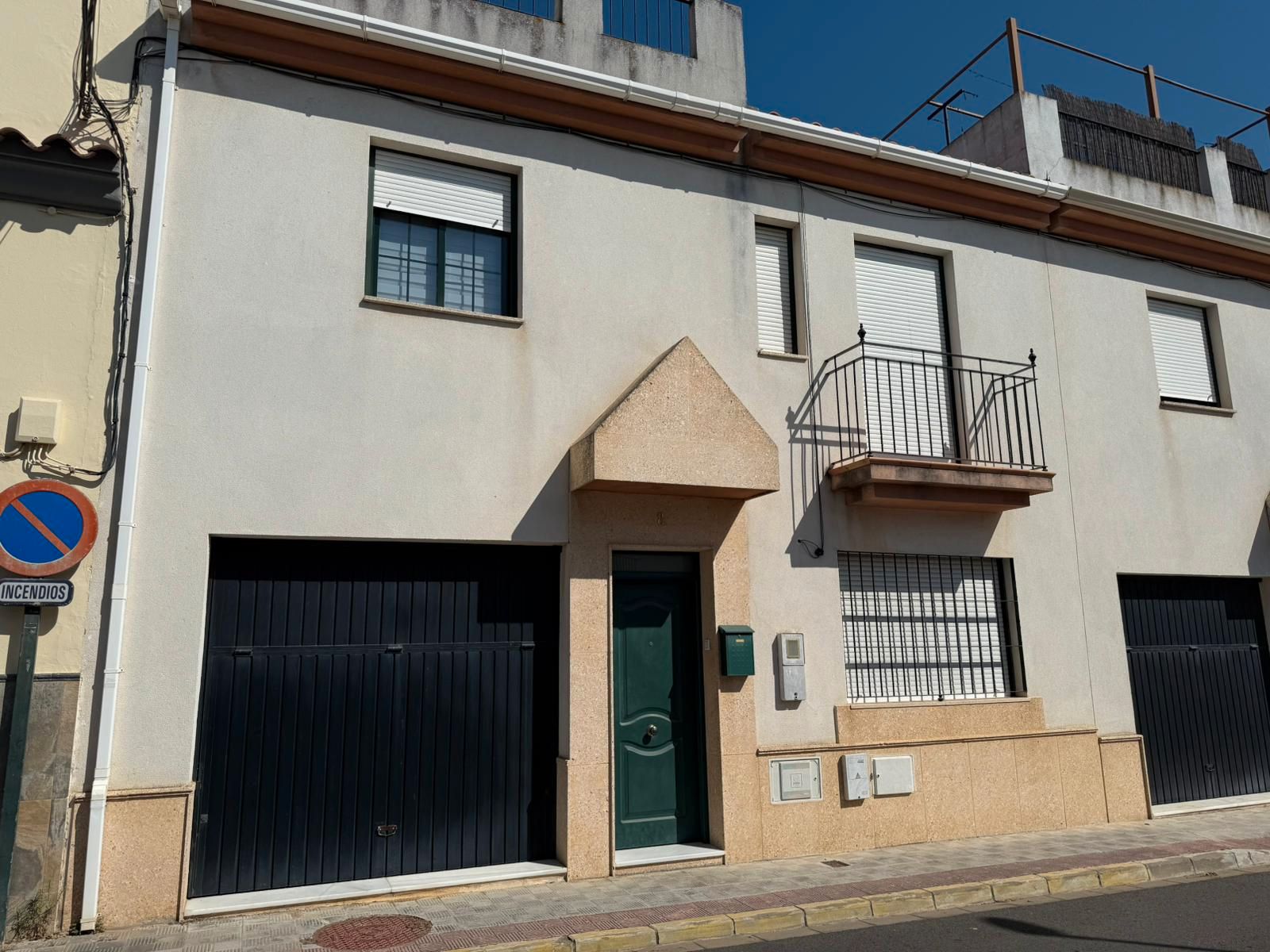 Exterior view of Single-family semi-detached for sale in Dos Hermanas  with Air Conditioner, Heating and Storage room