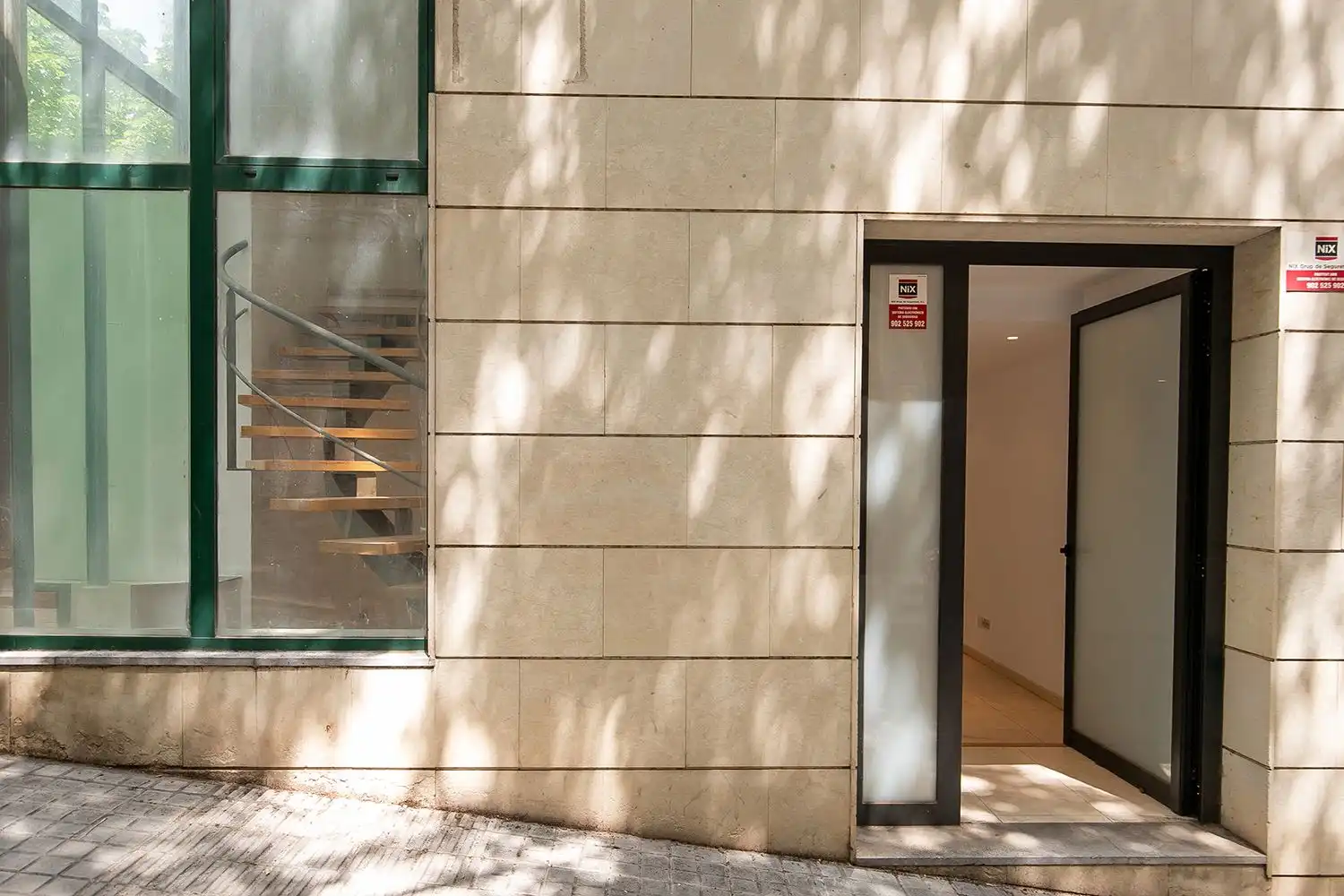 Vista exterior de Local en venda en Barcelona