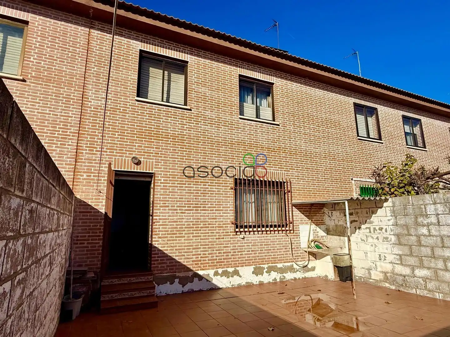 Vista exterior de Casa adosada en venta en Marchamalo con Calefacción, Jardín privado y Terraza