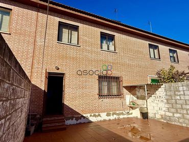 Adossat amb jardí en venda a Simon Bolivar