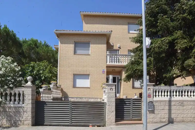 Vista exterior de Casa o chalet en venta en Llinars del Vallès