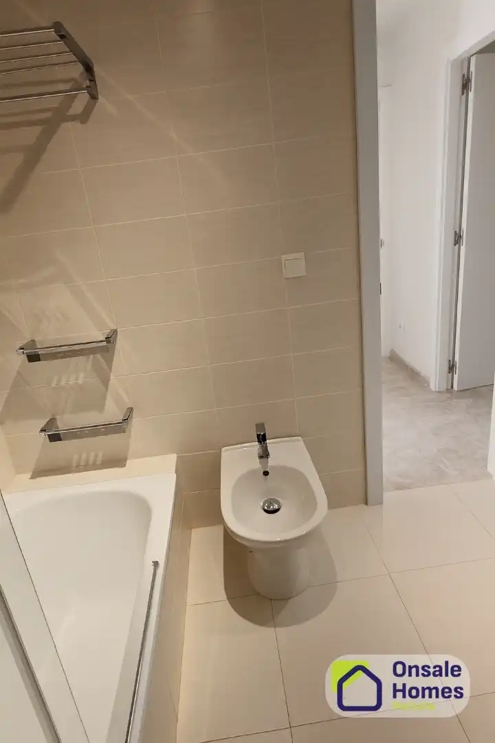 Baño de Piso en venta en Marbella con Terraza, Alarma y Piscina comunitaria